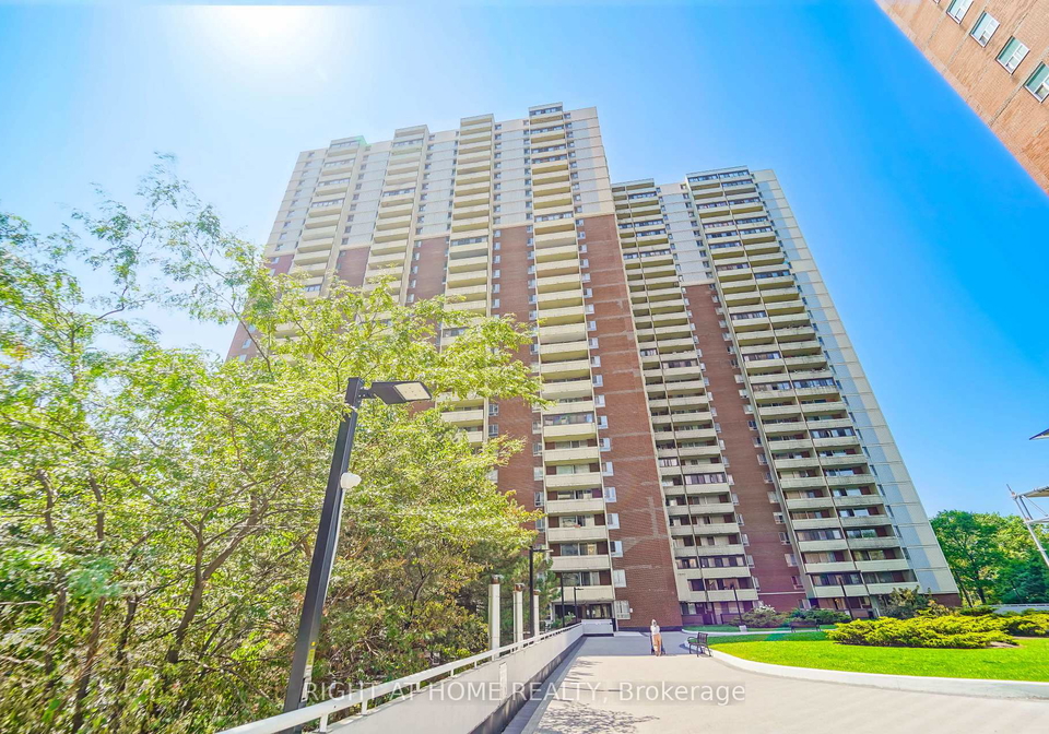 1-massey-square-east-york-ontario-e13048516