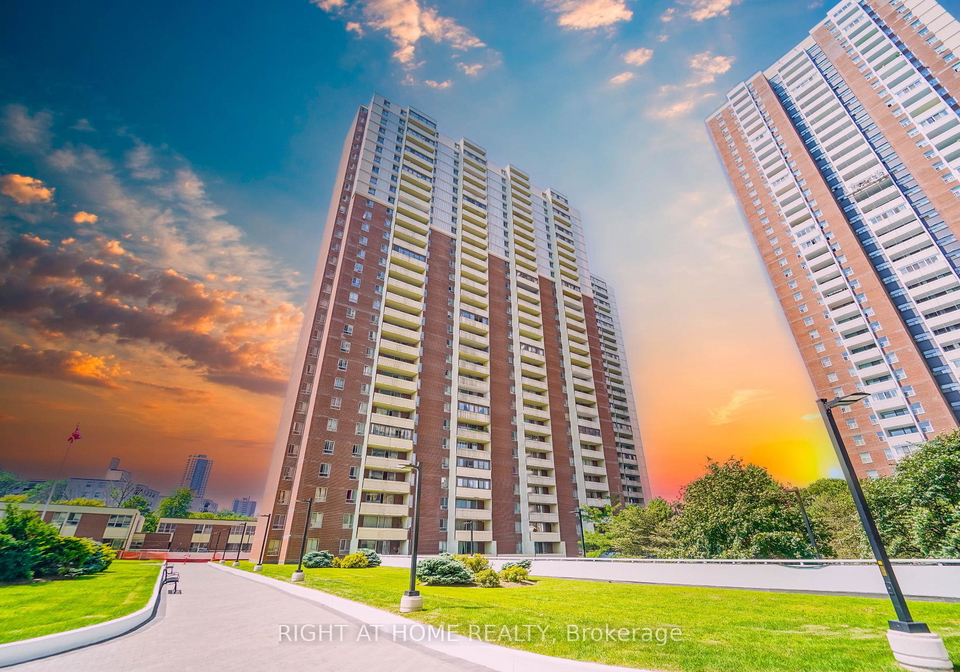 1-massey-square-east-york-ontario-e13048516