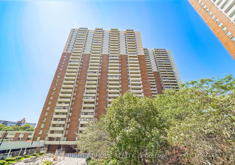 1-massey-square-east-york-ontario-e13048516
