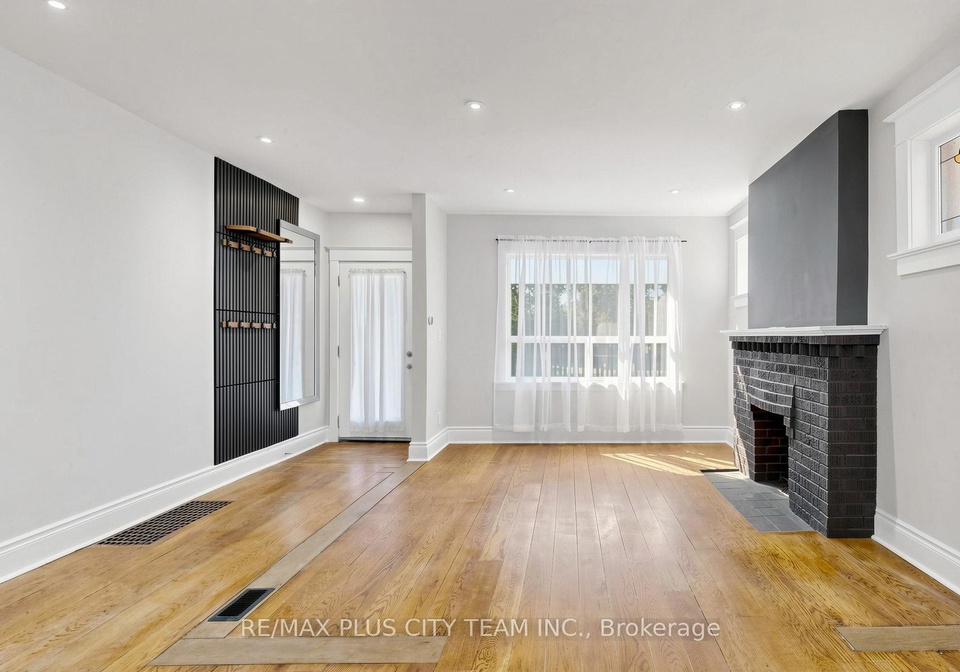 402-woodbine-avenue-toronto-ontario-e13049100