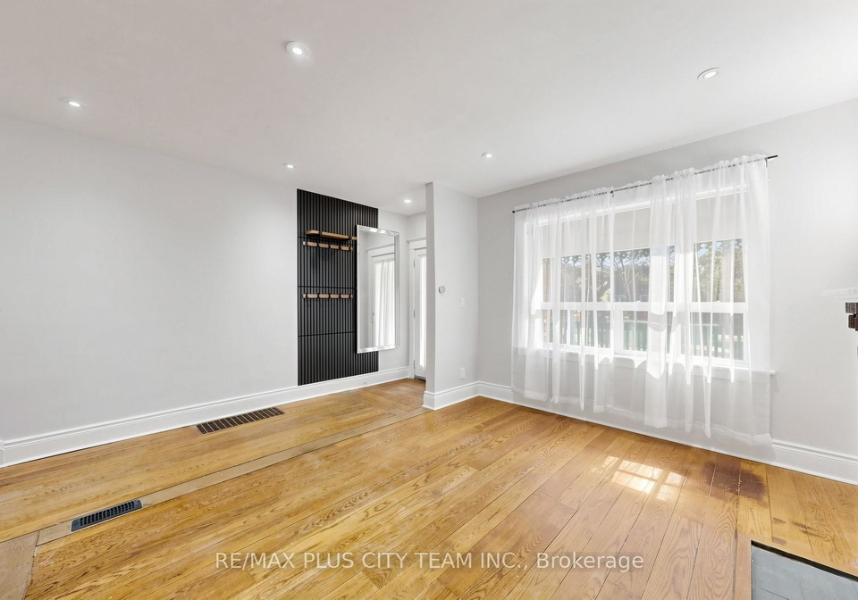 402-woodbine-avenue-toronto-ontario-e13049100
