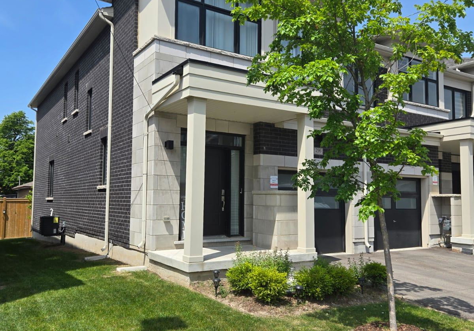 296-okanagan-path-oshawa-ontario-e13053252