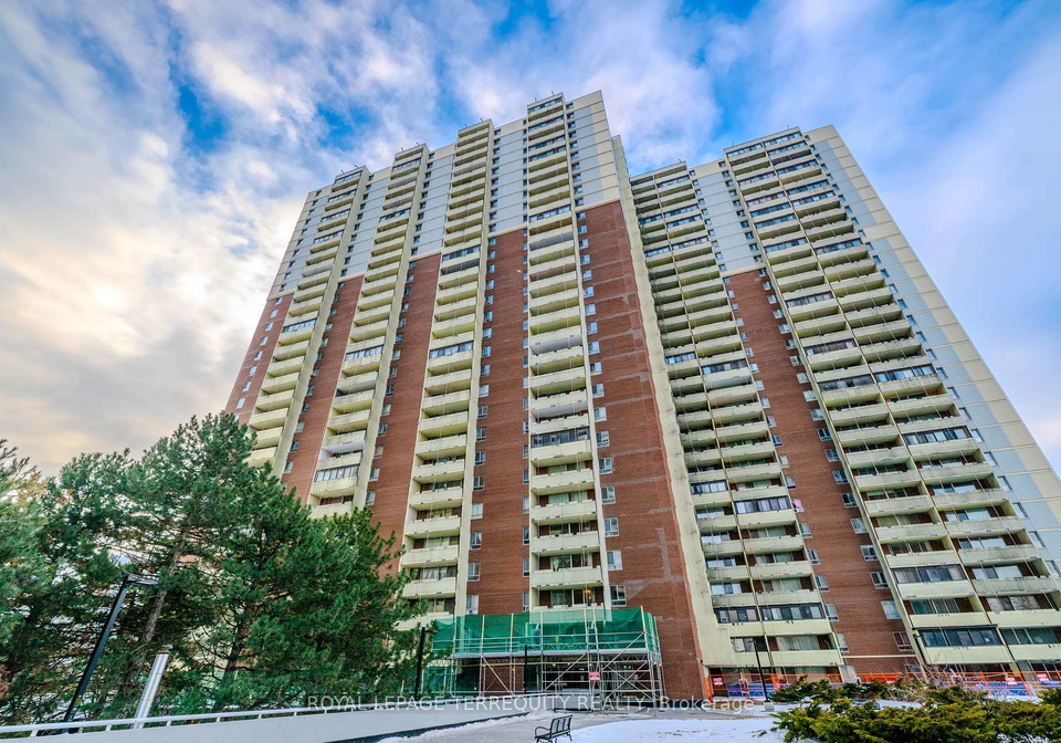 1-massey-square-east-york-ontario-e13068446