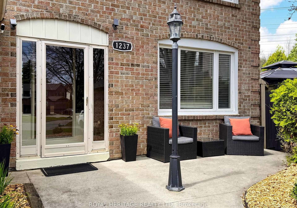 1237-fieldstone-circle-n-pickering-ontario-e13071890