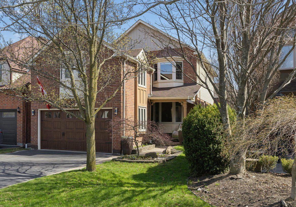 1014-redbird-crescent-pickering-ontario-e13082688