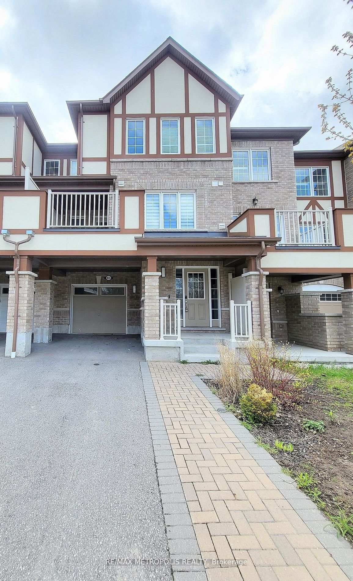 1035-reflection-place-pickering-ontario-e13104370