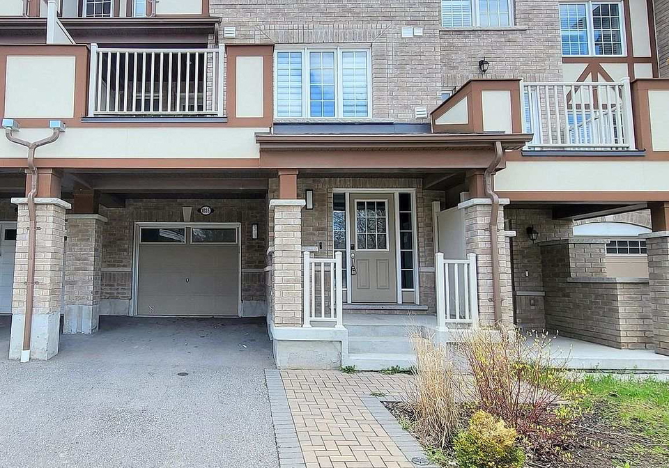 1035-reflection-place-pickering-ontario-e13104370