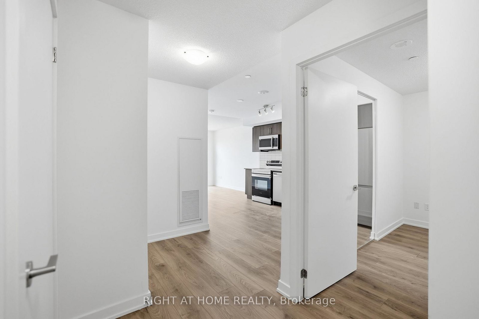 1010-sandy-beach-road-pickering-ontario-e13107624