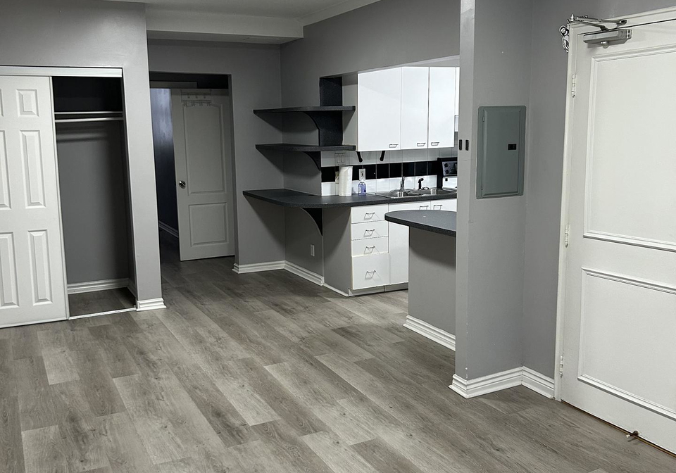 9-bracebridge-avenue-east-york-ontario-e13108602