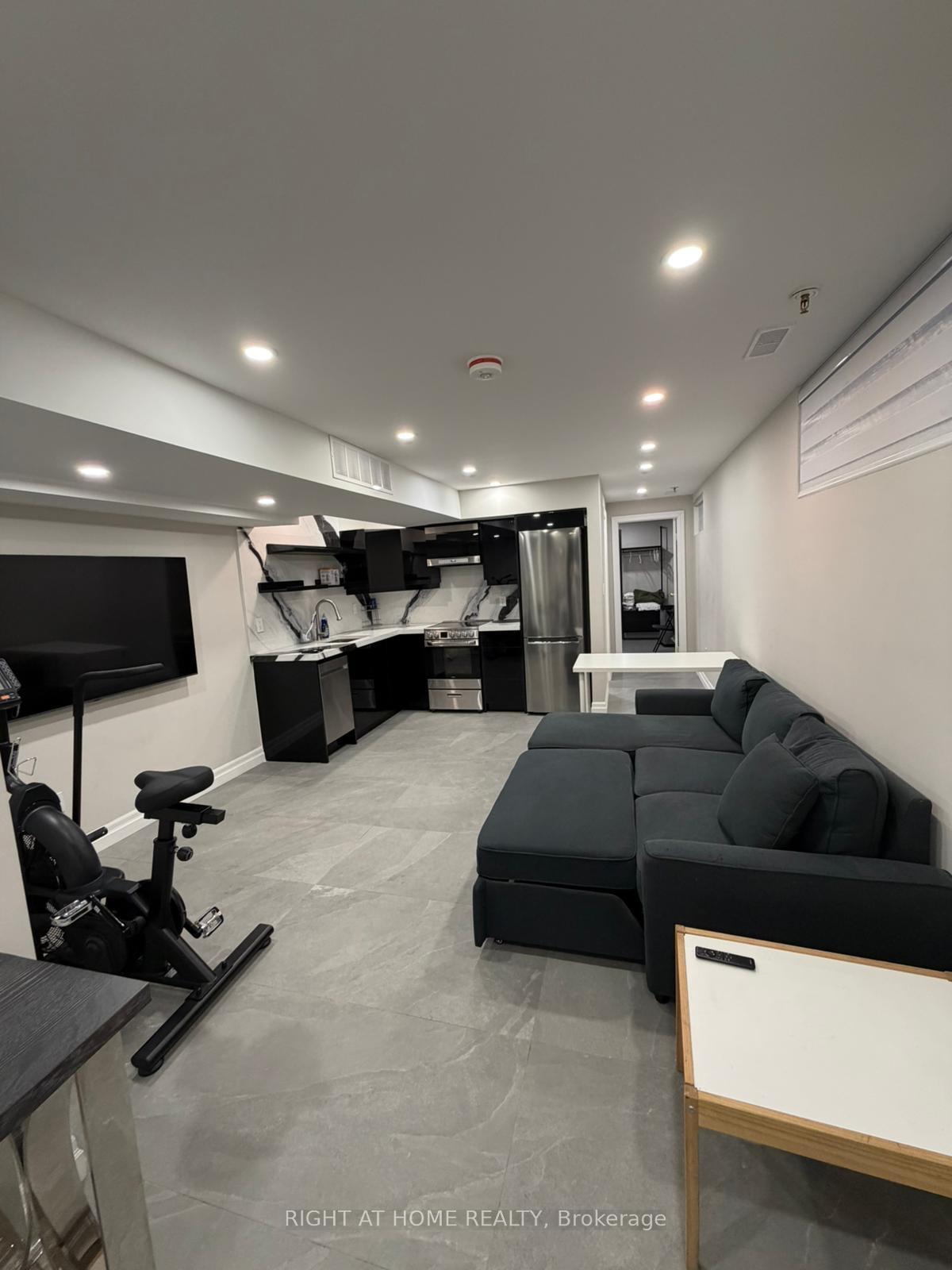 18-wroxeter-avenue-toronto-ontario-e13109032