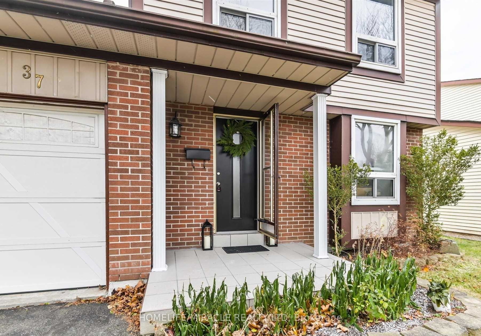 37-banner-crescent-ajax-ontario-e13119430