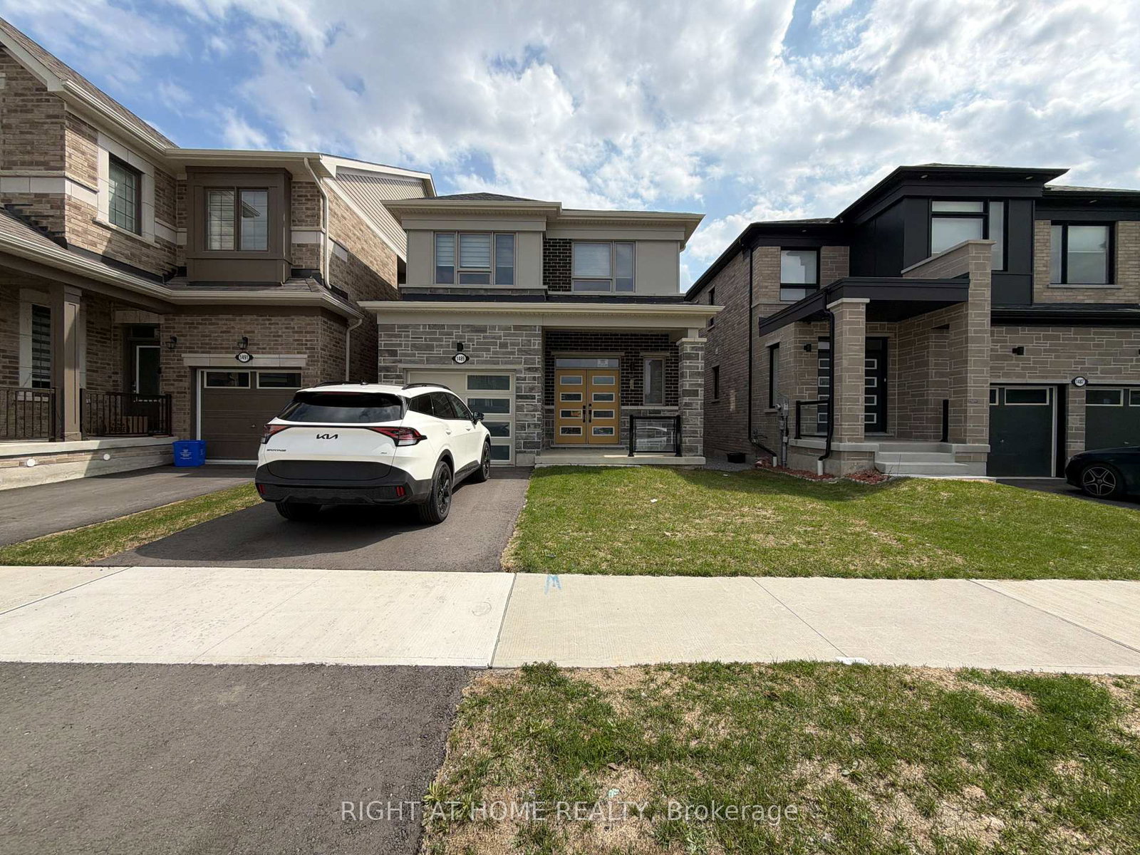 1489-hawktail-path-pickering-ontario-e13130580