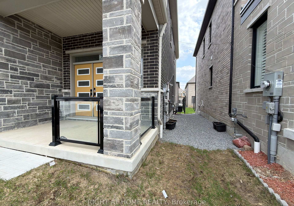 1489-hawktail-path-pickering-ontario-e13130580