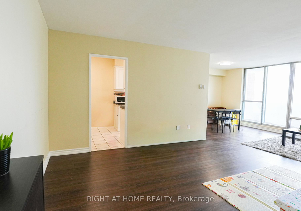 1-massey-square-east-york-ontario-e13138006