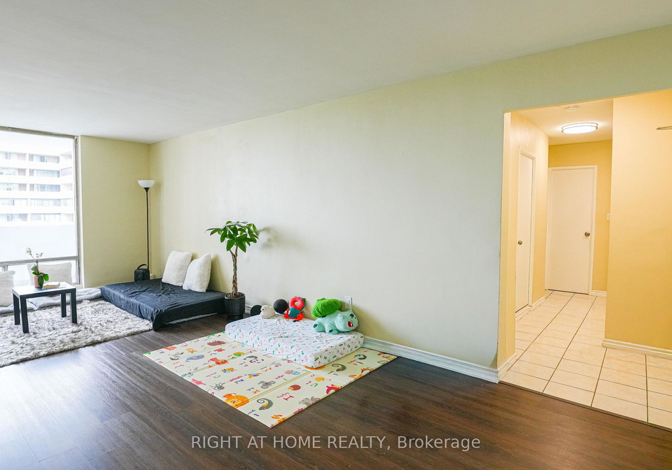 1-massey-square-east-york-ontario-e13138006