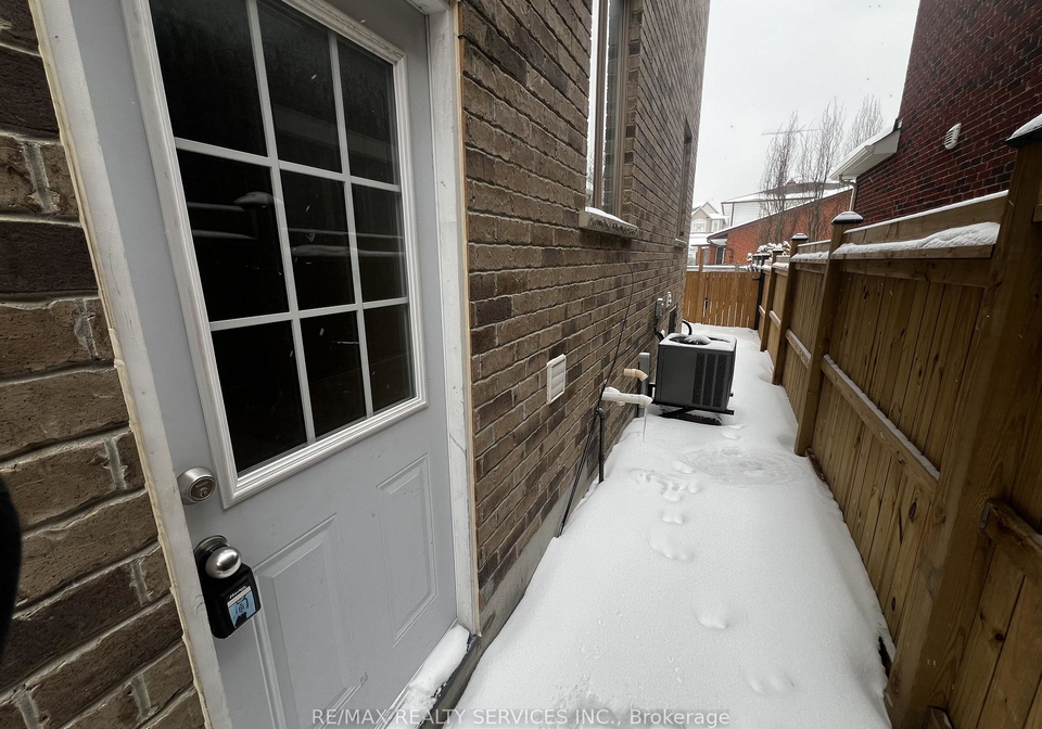 7-glengowan-street-whitby-ontario-e13208988