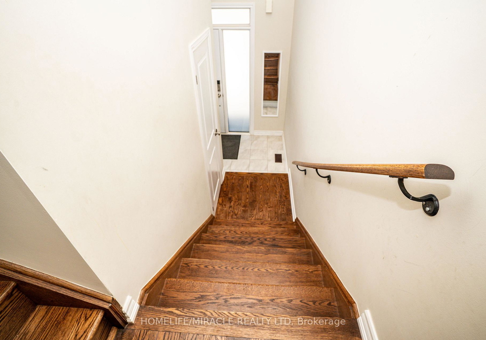 52-douet-lane-ajax-ontario-e13224042