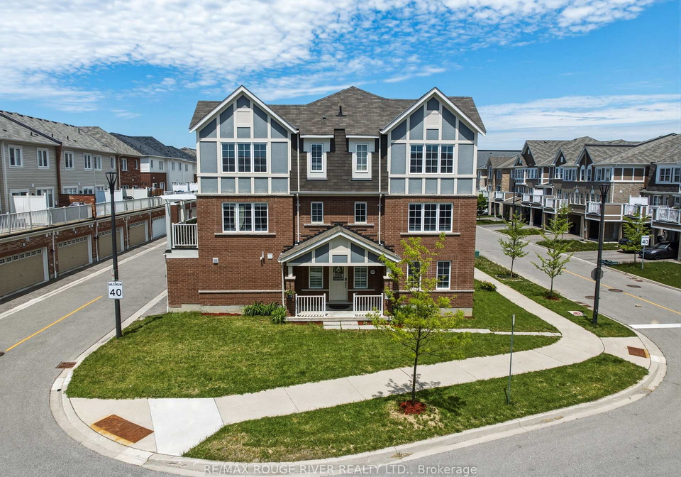 2402-fall-harvest-crescent-pickering-ontario-e13228594