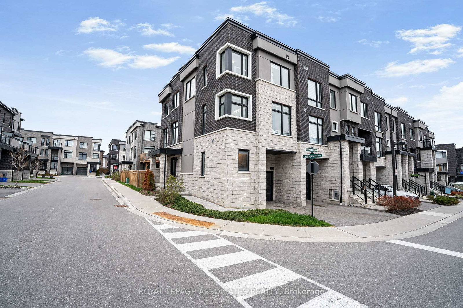 1662-hidden-valley-glen-pickering-ontario-e13228738
