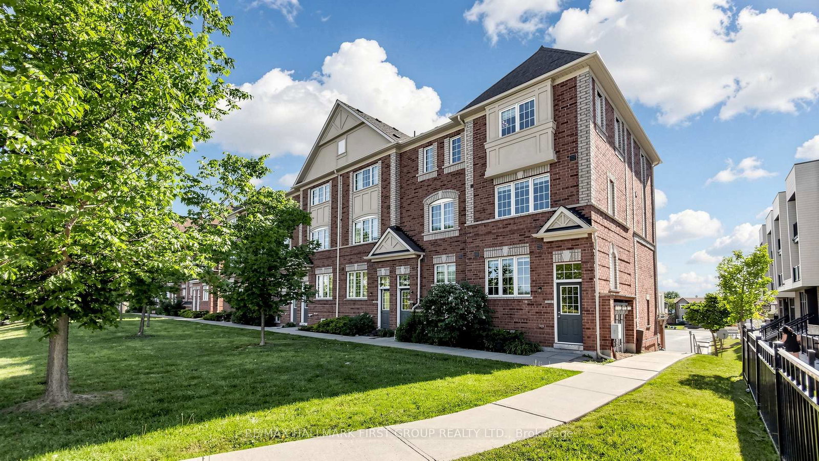 1-cooperage-lane-ajax-ontario-e13240214