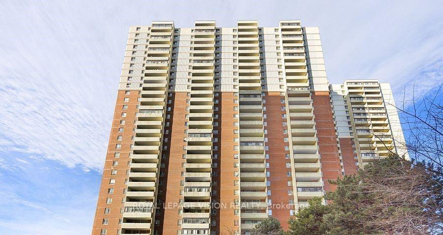 1-massey-square-east-york-ontario-e13422062