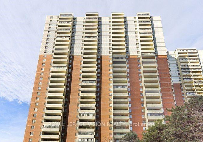 1-massey-square-east-york-ontario-e13422062