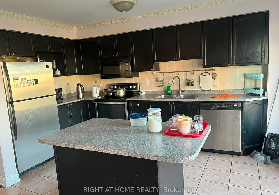 37-archibald-mews-scarborough-ontario-e13435216