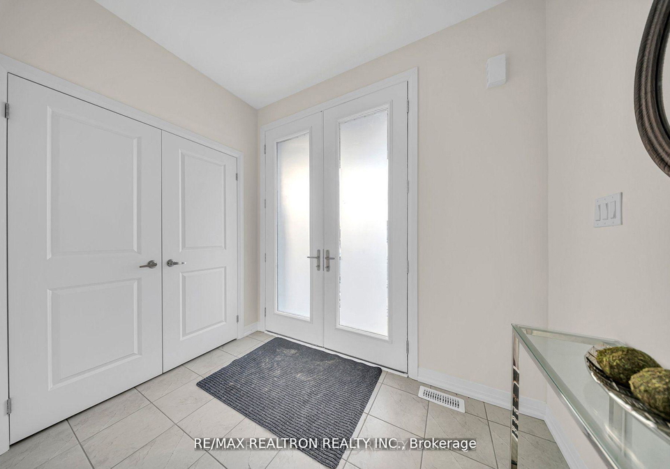 1053-zircon-manor-pickering-ontario-e13442256