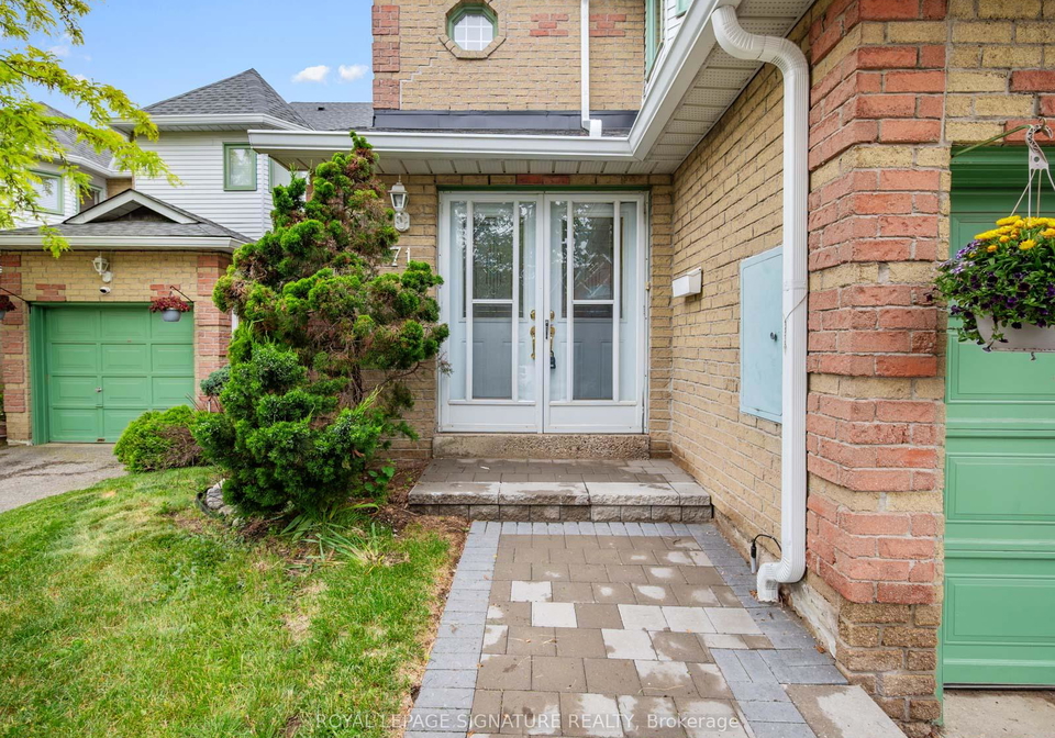 71-nature-pathway-scarborough-ontario-e13444302