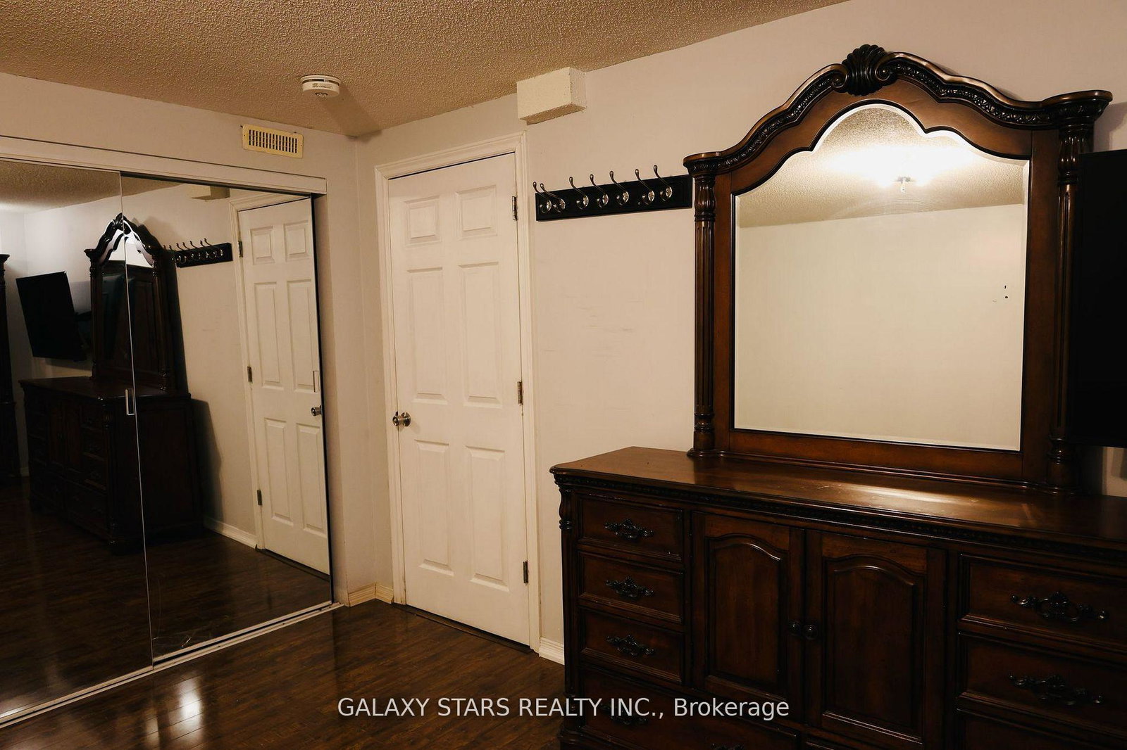 21-styles-crescent-ajax-ontario-e13452872