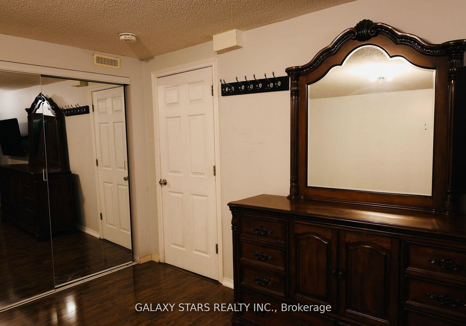 21-styles-crescent-ajax-ontario-e13452872
