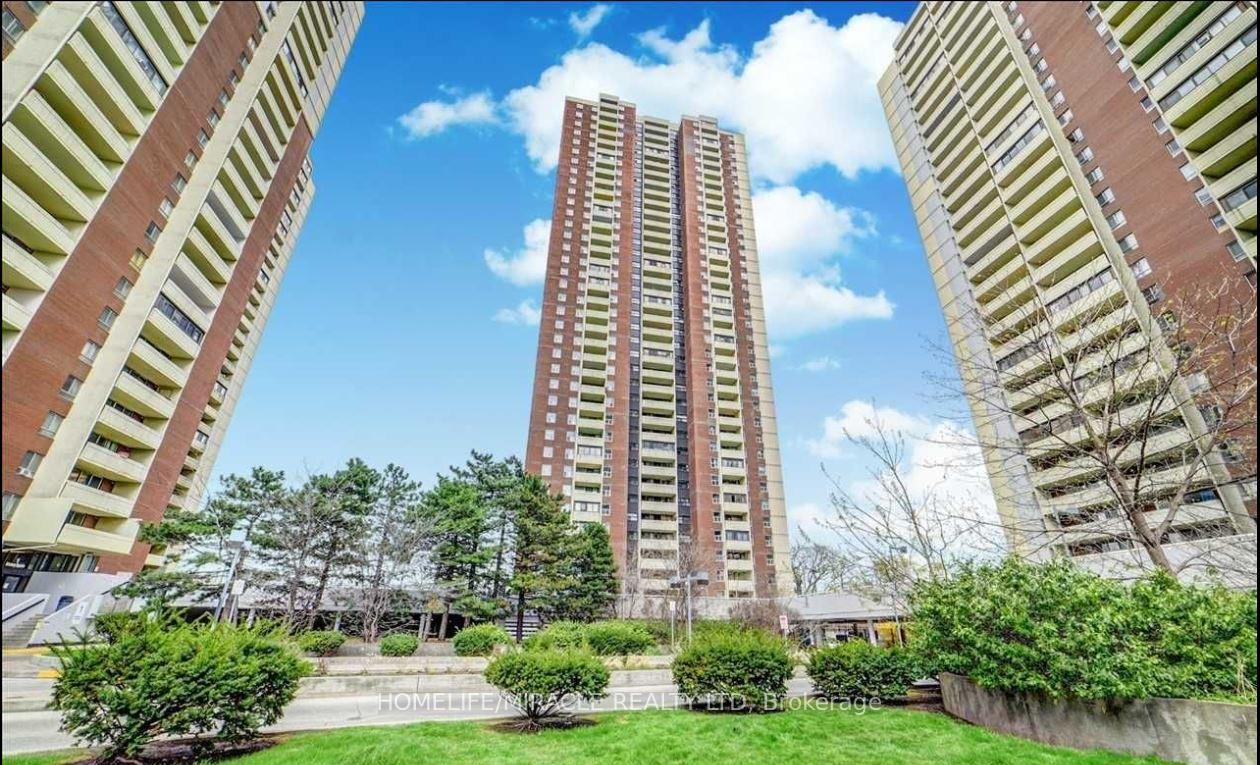 1-massey-square-east-york-ontario-e13453172