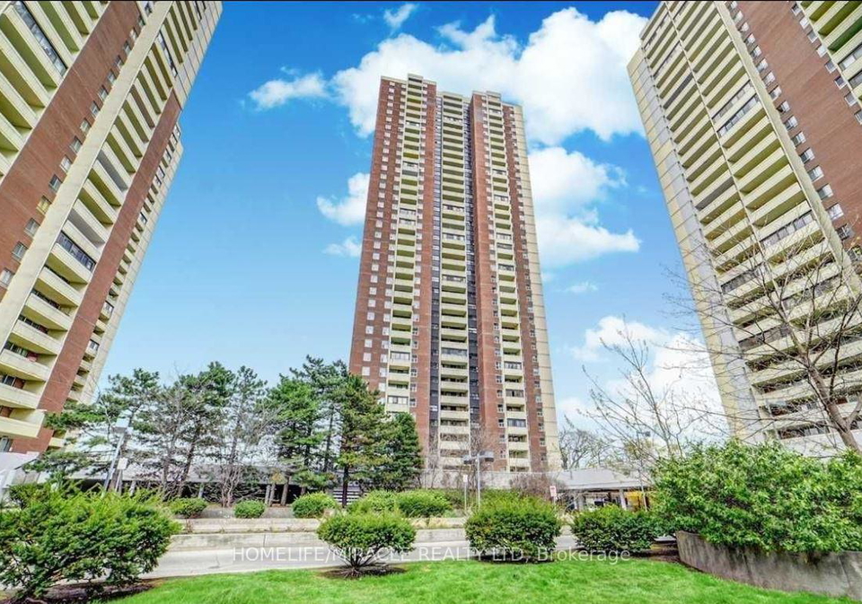 1-massey-square-east-york-ontario-e13453172