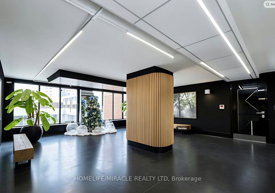 1-massey-square-east-york-ontario-e13453172