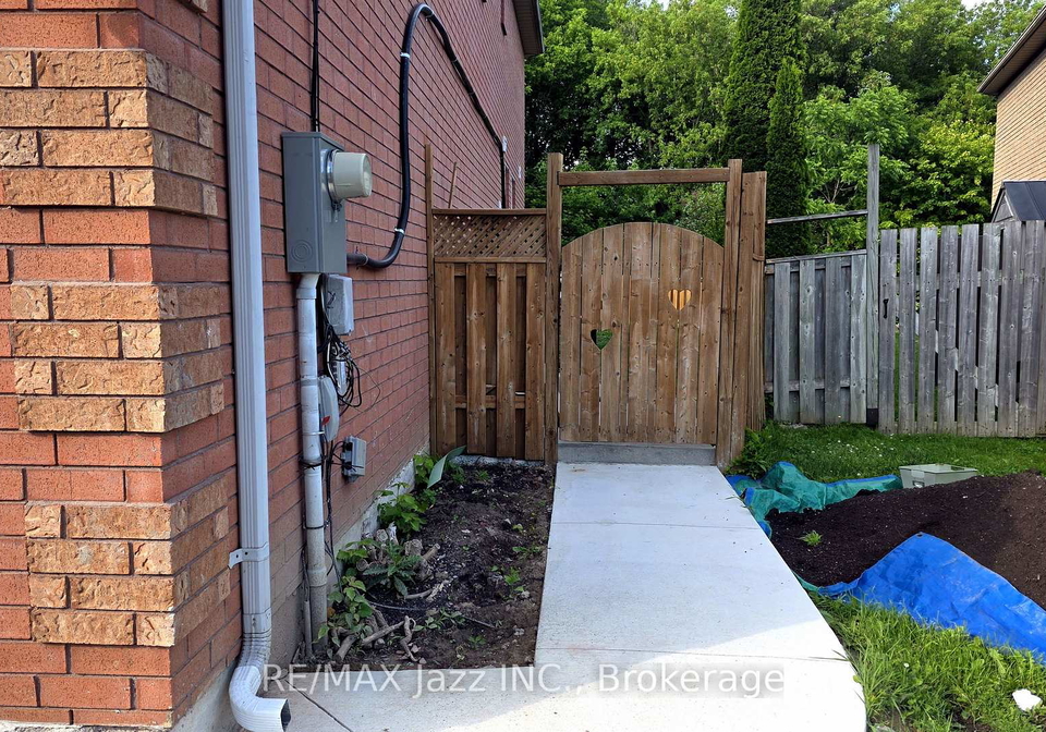 9-maconnachie-place-clarington-ontario-e13459102