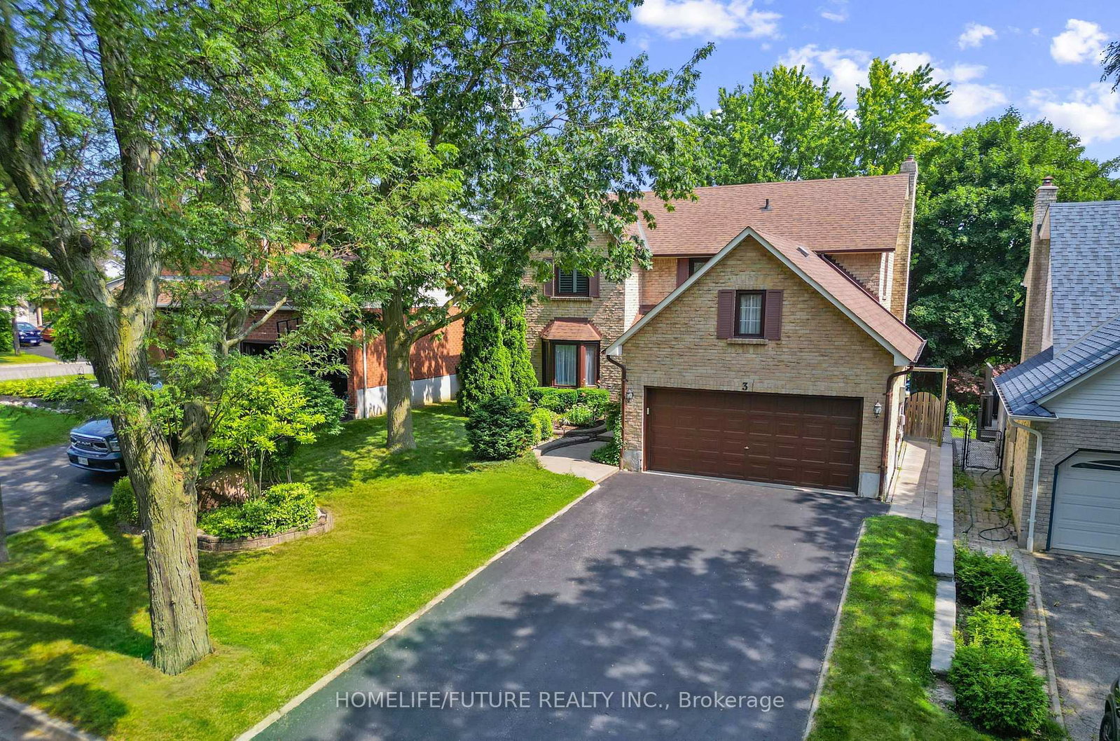 3-nearctic-court-whitby-ontario-e13470204