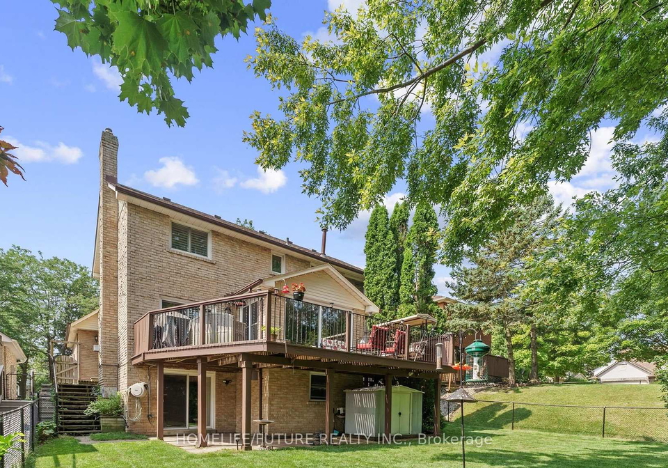 3-nearctic-court-whitby-ontario-e13470204