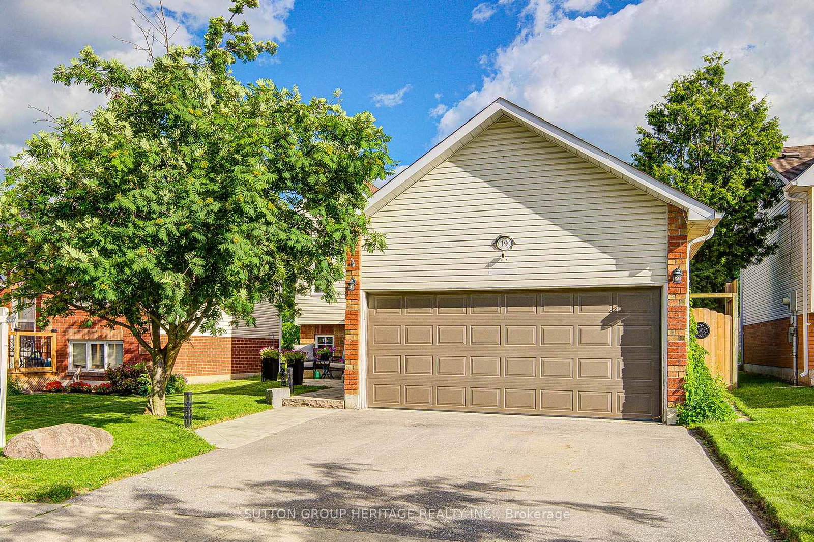 19-hooper-square-clarington-ontario-e13471208