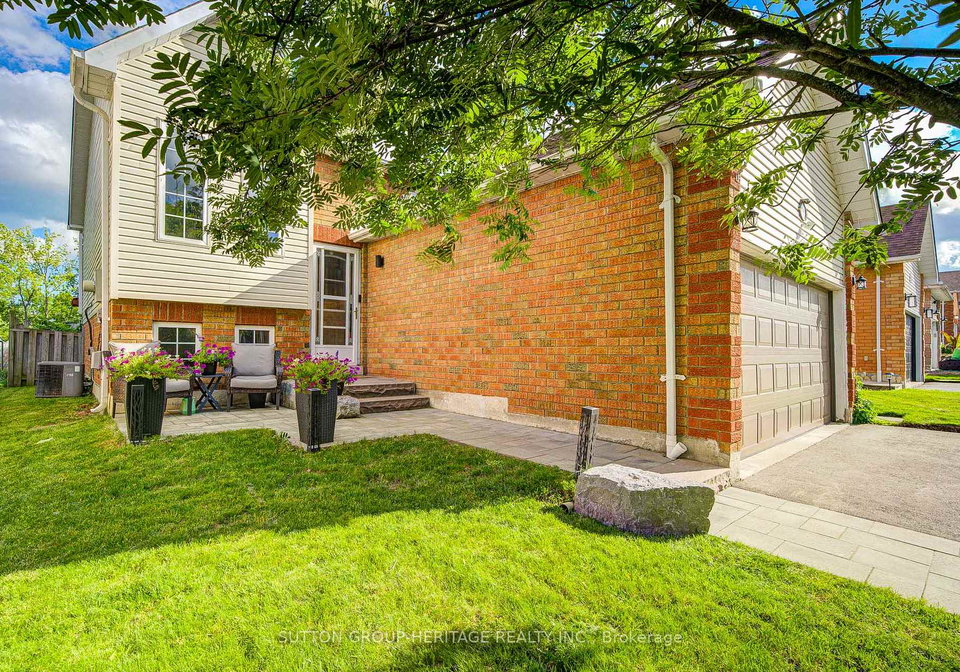 19-hooper-square-clarington-ontario-e13471208