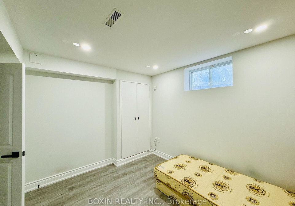 1-adirondack-gate-scarborough-ontario-e13472578