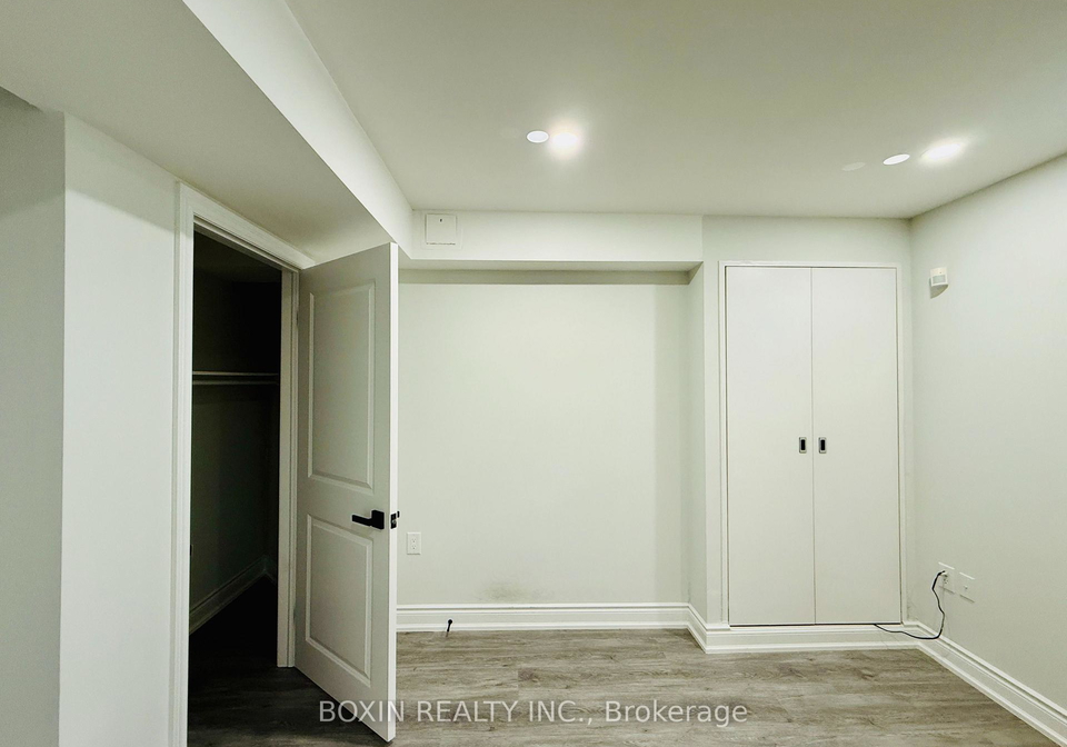 1-adirondack-gate-scarborough-ontario-e13472578