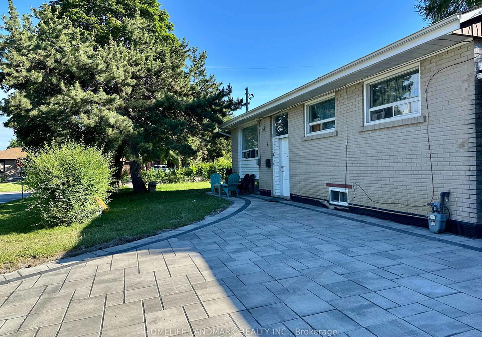 2-adirondack-gate-scarborough-ontario-e13477210