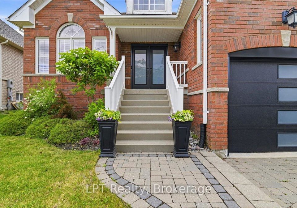 71-laprade-square-clarington-ontario-e13482330