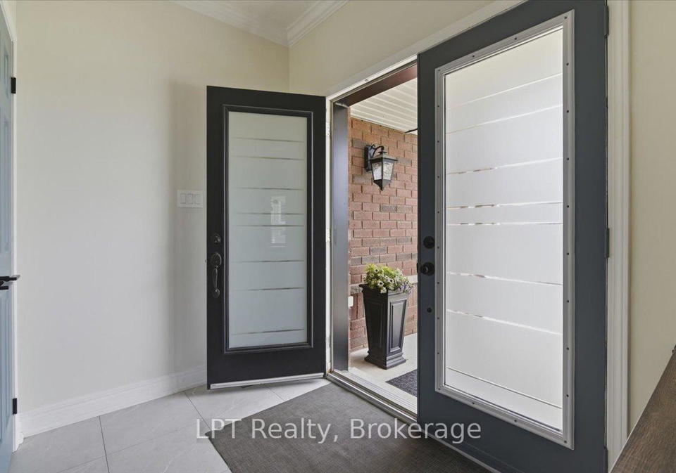71-laprade-square-clarington-ontario-e13482330