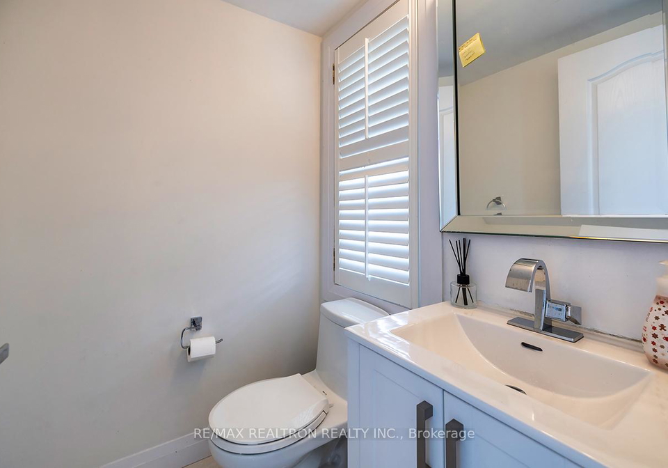 14-styles-crescent-ajax-ontario-e13501478