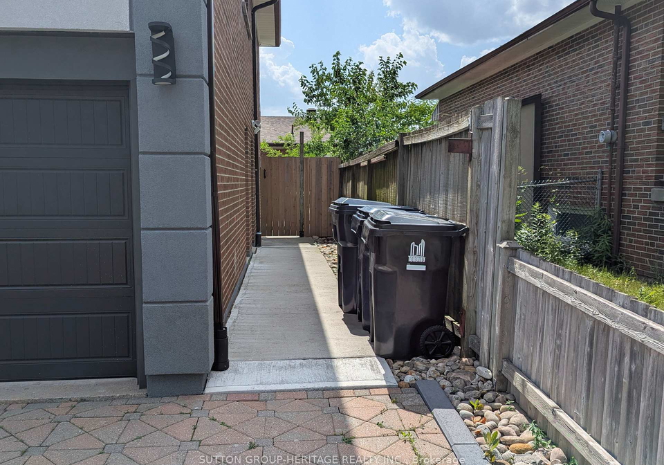 2-doerr-road-toronto-scarborough-ontario-e13509598