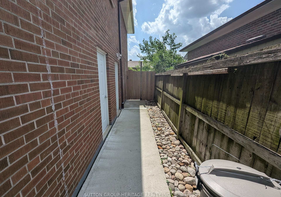 2-doerr-road-toronto-scarborough-ontario-e13509598