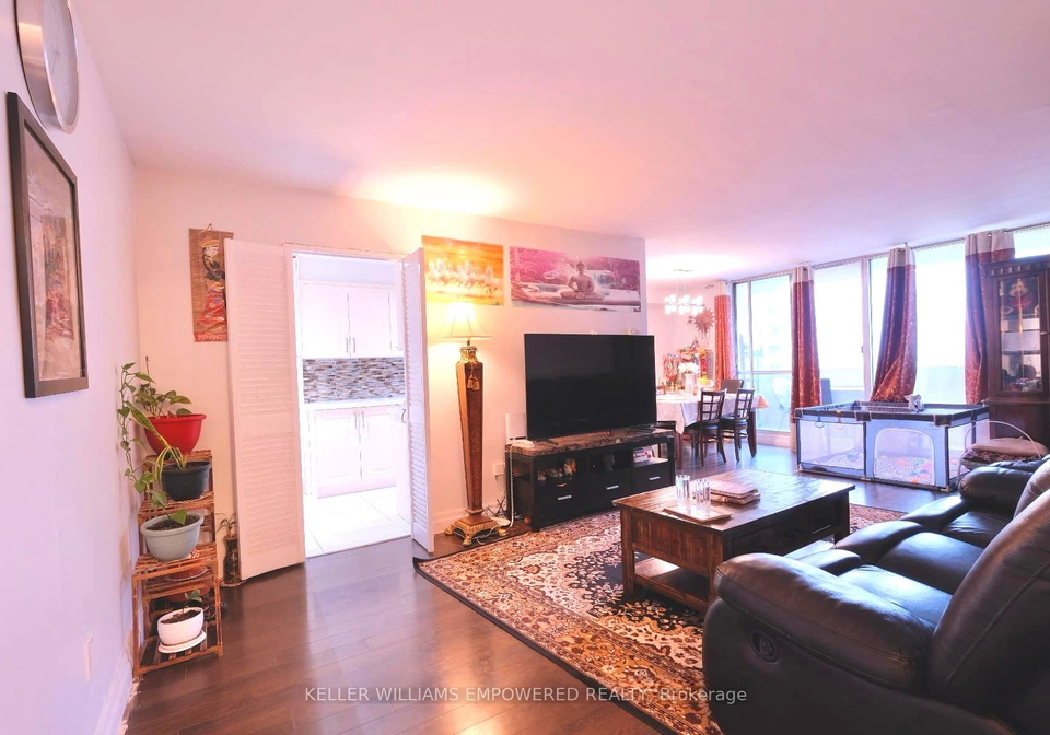 1-massey-square-toronto-east-york-ontario-e13524762