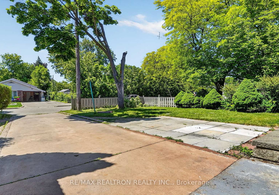 8-bonnechere-crescent-toronto-scarborough-ontario-e13535820
