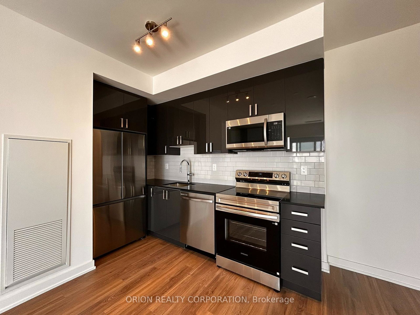 1010-sandy-beach-road-pickering-ontario-e13557928